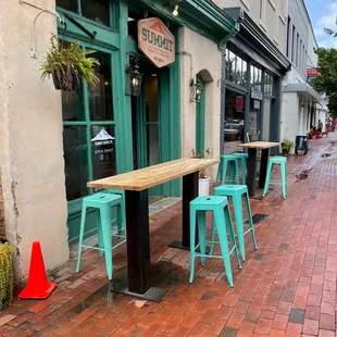 the outside of a coffee shop