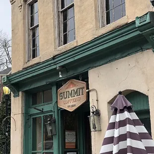 The architecture and decor on this cafe!