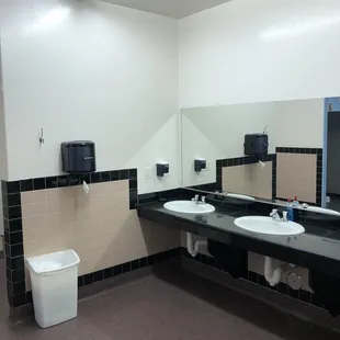 Men&apos;s Restroom