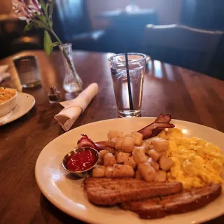 Summit Original Breakfast