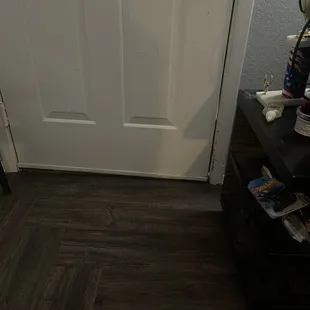 Yeah that's sunlight in the cracks of the door and yes it's closed.