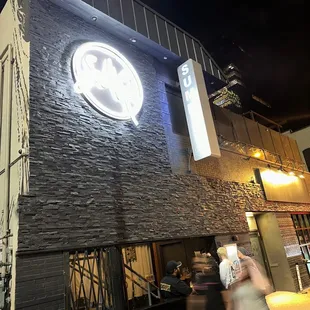 the outside of the restaurant