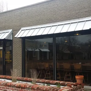 the outside of a restaurant