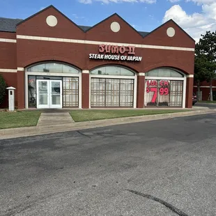 This is the front of the restaurant.  It&apos;s west of Rockwell on the north side of Northwest Expressway in Braxton Square.