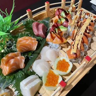 Salmon, tuna, white tuna, scallop, salmon roe, various rolls (Spider-Man roll was a hit)