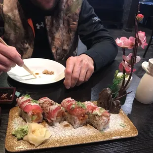 Dancing tuna roll with soy paper