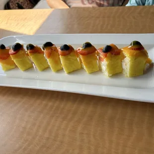 Dessert mango roll