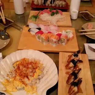 Nigiri sushi &amp; volcano roll (in the scallop plate)