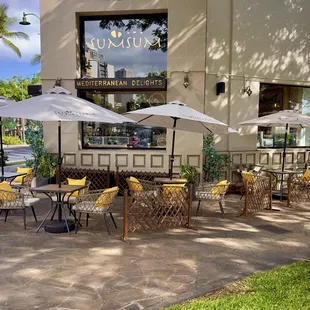 SUMSUM&apos;s patio on Kalakaua at Saratoga