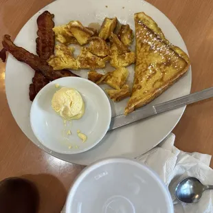 Kids French toast and bacon