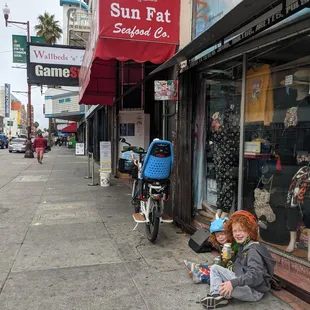 Nom Nom with the kids while the Sun Fat guys load up our cargo bike