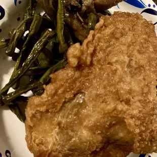 The fried chicken was crispy, and the sautéed green beans in soy sauce was really tasty!  All at a discounted price after 6pm!