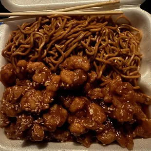 Sesame Chicken combo with plain Lo Mein 4/5 stars!