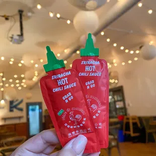 Omg look at these cute lil sriracha sauce packets!