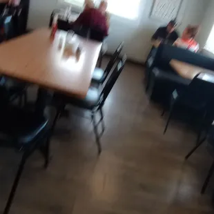 a blurry image of a dining room