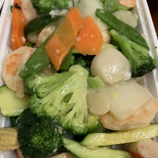 Seafood delight  Zucchini,water chestnuts,broccoli,mushrooms,fake crab meat and shrimp with garlic sauce come with white rice
