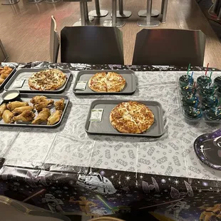 Naked wings, chicken bites, kids&apos; pizzas