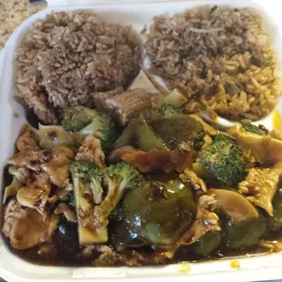 Yummy.lunch special.hunan chicken &amp; fried rice xtra sauce xtra spice