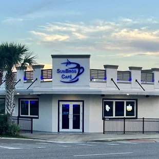 Breakfast, lunch, full bar.