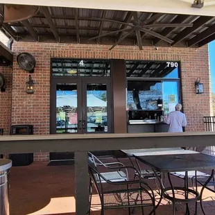 the outside of the restaurant