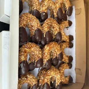 Almond Horn