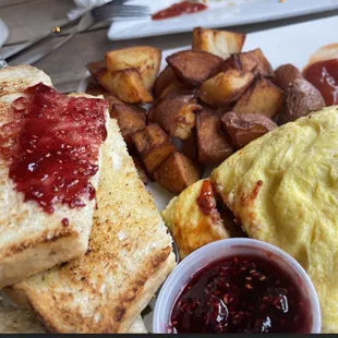 a plate of breakfast foods