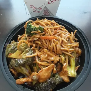 Chicken with Broccoli in Garlic Sauce with pint of Lo Mein