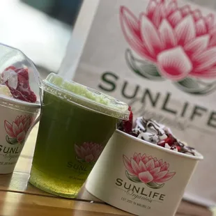 Outside seating / custom green juice / açaí bowls