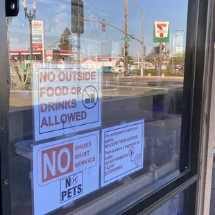 a no parking sign in the window