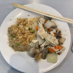 Moo Goo Gai Pan lunch portion.