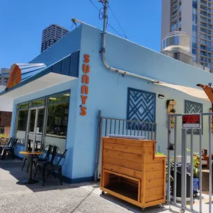 Located on Ena Road in Waikiki