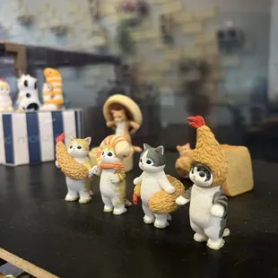 Super cute cat decorations.