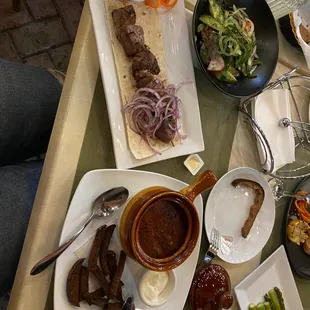 Beef kekab, garden salad and borsch.