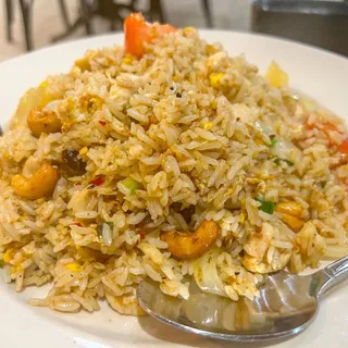 F6. Pineapple Fried Rice Dinner