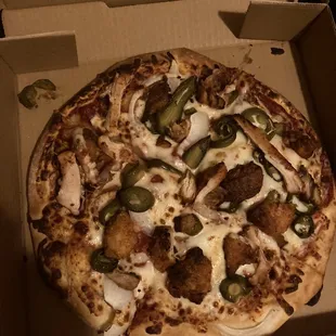 Small chicken tikka pizza--chunks of their seasoned chicken entree plus onions and jalapeños. Niiiice and spicy.