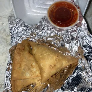 Veggie samosas so tasty, and the slightly sweet/sour sauce that came with it was mostly heat. Lovely!!