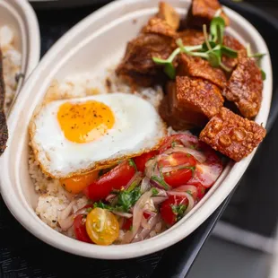 Lechonsilog

Lechon kawali. Crispy pork belly.