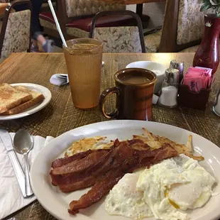a breakfast of eggs, bacon and toast