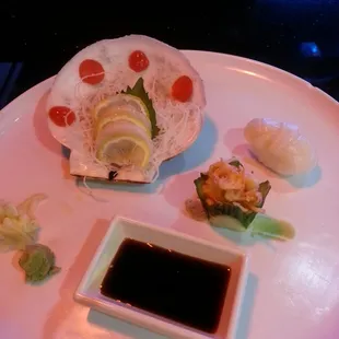 live scallop: 1pc sushi, 3pcs sashimi and salad
