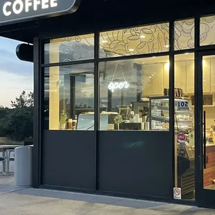 a coffee shop on the sidewalk
