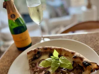 Winston's: coffee + provisions + pizza