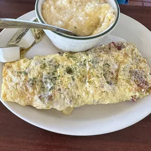 Meat Lovers Omelet w/ cheesy grits