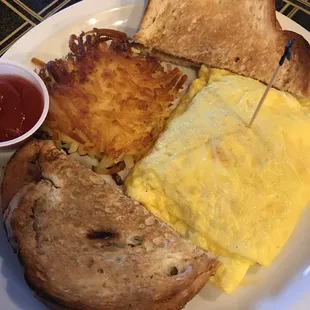 Omelette with hashbrowns and toast