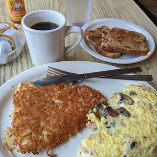 Omelette, hash browns, cinnamon bread toast. They have Cholula and Louisiana hot sauces. Great coffee.