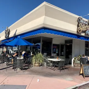 the outside of the restaurant
