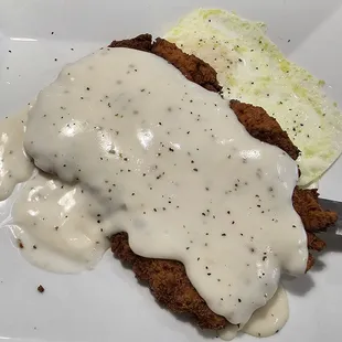 a plate of fried chicken with gravy