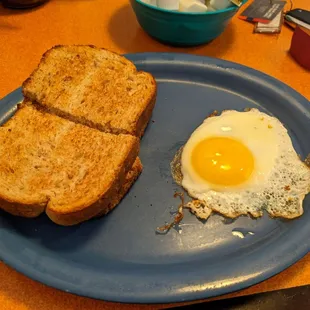 Single sunnyside up egg w wheat toast