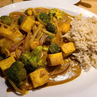 Thai peanut tofu... A curry lover&apos;s dream!!