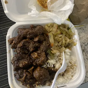 Oxtails (L), white rice, cabbage