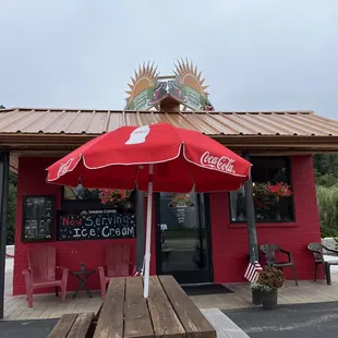 the outside of a cafe